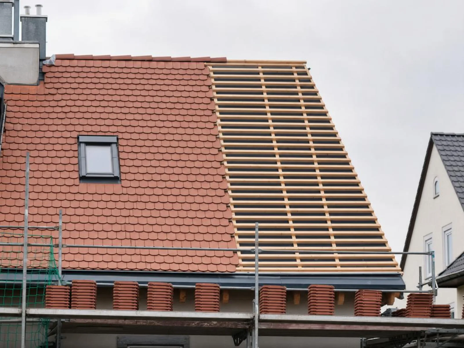 Neues Dach im Bau mit Gerüst und frischer Eindeckung